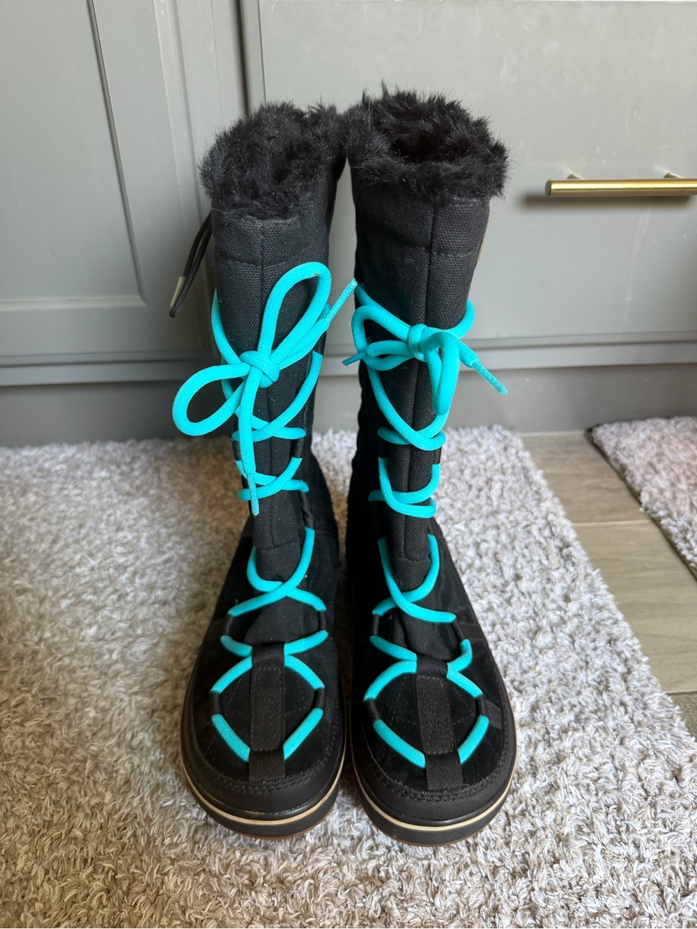 Sorel Black Winter Boots with Bright Turquoise Laces